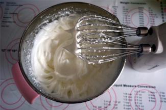 5个蛋白分三次加入80克细砂糖打发至湿性偏干性发泡。