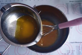 加入60克液态黄油，拌均匀。