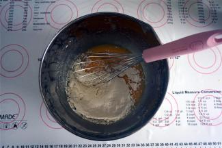 然后筛入低筋粉，搅拌均匀成顺滑的蛋黄糊。