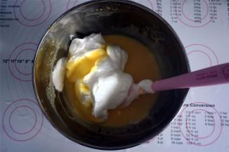 将蛋白胡和蛋黄糊切拌混合。