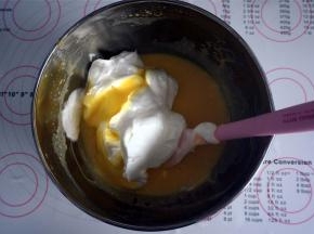 将蛋白胡和蛋黄糊切拌混合。