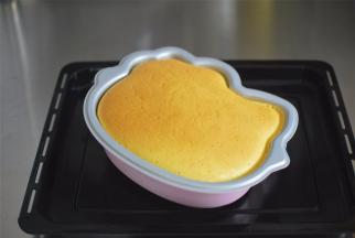 70分钟后，将上火调为200度，下火不变，再烘烤5分钟，让表面上色。出炉后让蛋糕完全冷却再倒扣脱模即可。