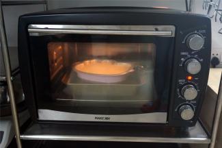 放入水浴盘中，上下火150度烘烤70分钟。