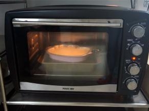 放入水浴盘中，上下火150度烘烤70分钟。