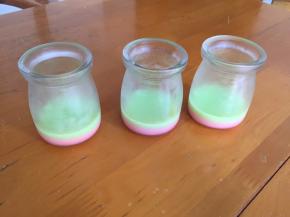 倒入布丁杯，倒入一层，放入冰箱冷藏10分钟至凝固，再倒入另一层，依次这样操作