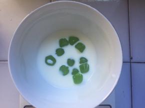 将40克纯牛奶和一袋qq糖混合，隔热水融化