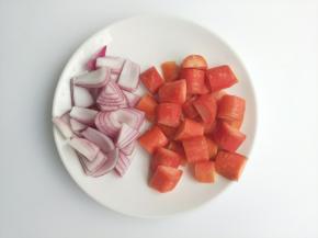 胡萝卜洋葱洗干净切小块。