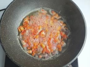 放入锅中，加入适量水煮软。