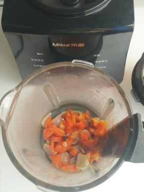 然后连汤汁一起倒入破壁机里。