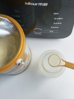 奶粉与温水按配方表调好。