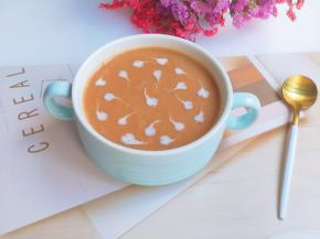 小家伙能吃一大碗。