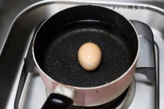 2、	鸡蛋加冷水煮熟捞出备用，冷水一起煮不容易裂