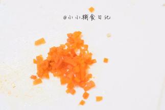 4、	胡萝卜切成末 可以切更细一点会更好看