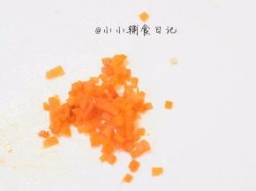 4、	胡萝卜切成末 可以切更细一点会更好看