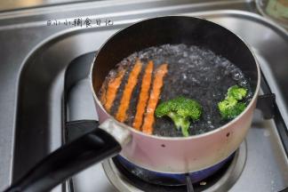 3、	胡萝卜切成条，西蓝花切小块加入沸水煮熟捞出备用