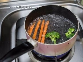 3、	胡萝卜切成条，西蓝花切小块加入沸水煮熟捞出备用