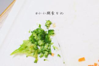 5、	西蓝花去掉根部 把花的部分切碎备用