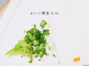5、	西蓝花去掉根部 把花的部分切碎备用