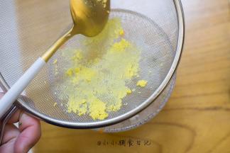 6、	水煮蛋取蛋黄用筛子碾压过筛