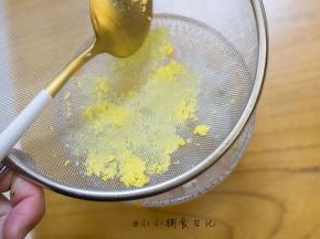 6、	水煮蛋取蛋黄用筛子碾压过筛