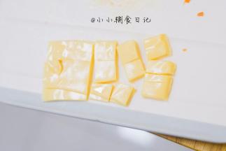 8、	芝士切成小颗粒备用