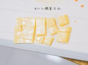 8、	芝士切成小颗粒备用