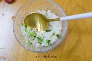 9、	将西蓝花、胡萝卜、蛋黄泥分别拌在饭里面