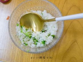 9、	将西蓝花、胡萝卜、蛋黄泥分别拌在饭里面