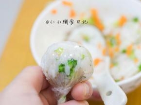 11、	用保鲜膜拧一下就变成球形了，一点都不会粘保鲜膜
