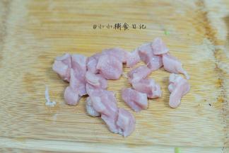 将里脊肉洗净，去掉筋膜切小块备用