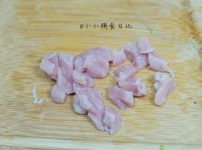 将里脊肉洗净，去掉筋膜切小块备用