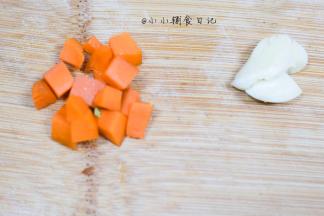 胡萝卜切块 大蒜拍碎备用