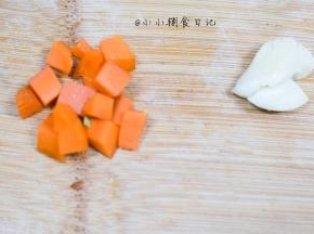 胡萝卜切块 大蒜拍碎备用