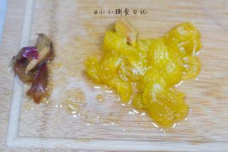 西梅洗净剥皮去核备用，西梅的皮炖起来不好吃所以去掉