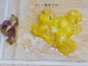 西梅洗净剥皮去核备用，西梅的皮炖起来不好吃所以去掉