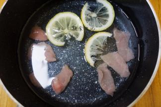 将肉加入几片柠檬加水泡十五分钟左右