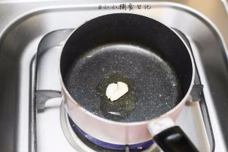 热锅冷油放入大蒜