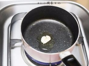 热锅冷油放入大蒜