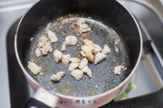 大蒜炒出香味加入里脊肉翻炒