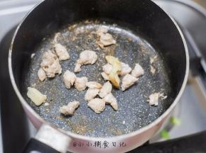 大蒜炒出香味加入里脊肉翻炒