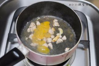 加一些热水末过食材