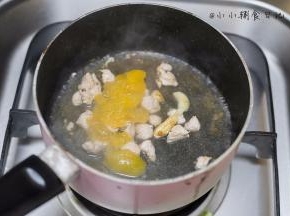 加一些热水末过食材