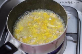 稍微煮一下，去掉浮末，因为肉切好泡过了所以血水不多