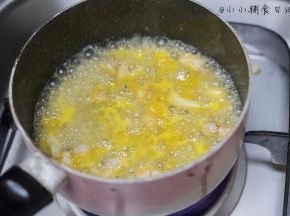 稍微煮一下，去掉浮末，因为肉切好泡过了所以血水不多