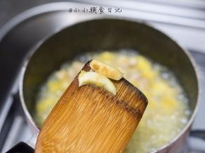 捞出大蒜，不然后面炖烂了孩子不小心吃到可能不喜欢
