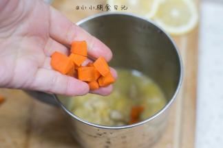 将煮好的西梅肉汤倒入杯子里，放入胡萝卜丁