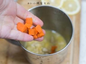 将煮好的西梅肉汤倒入杯子里，放入胡萝卜丁