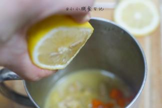 挤入一点柠檬汁跟适量冰糖