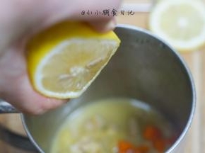 挤入一点柠檬汁跟适量冰糖