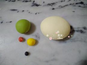 主材料拌匀，揉成光滑面团。
分出120克白面团，
绿色：30克揉入菠菜粉
黄色，粉色，黑色揉小小块就好了。